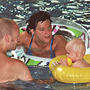 Mutter mit Kind im Schwimmbad